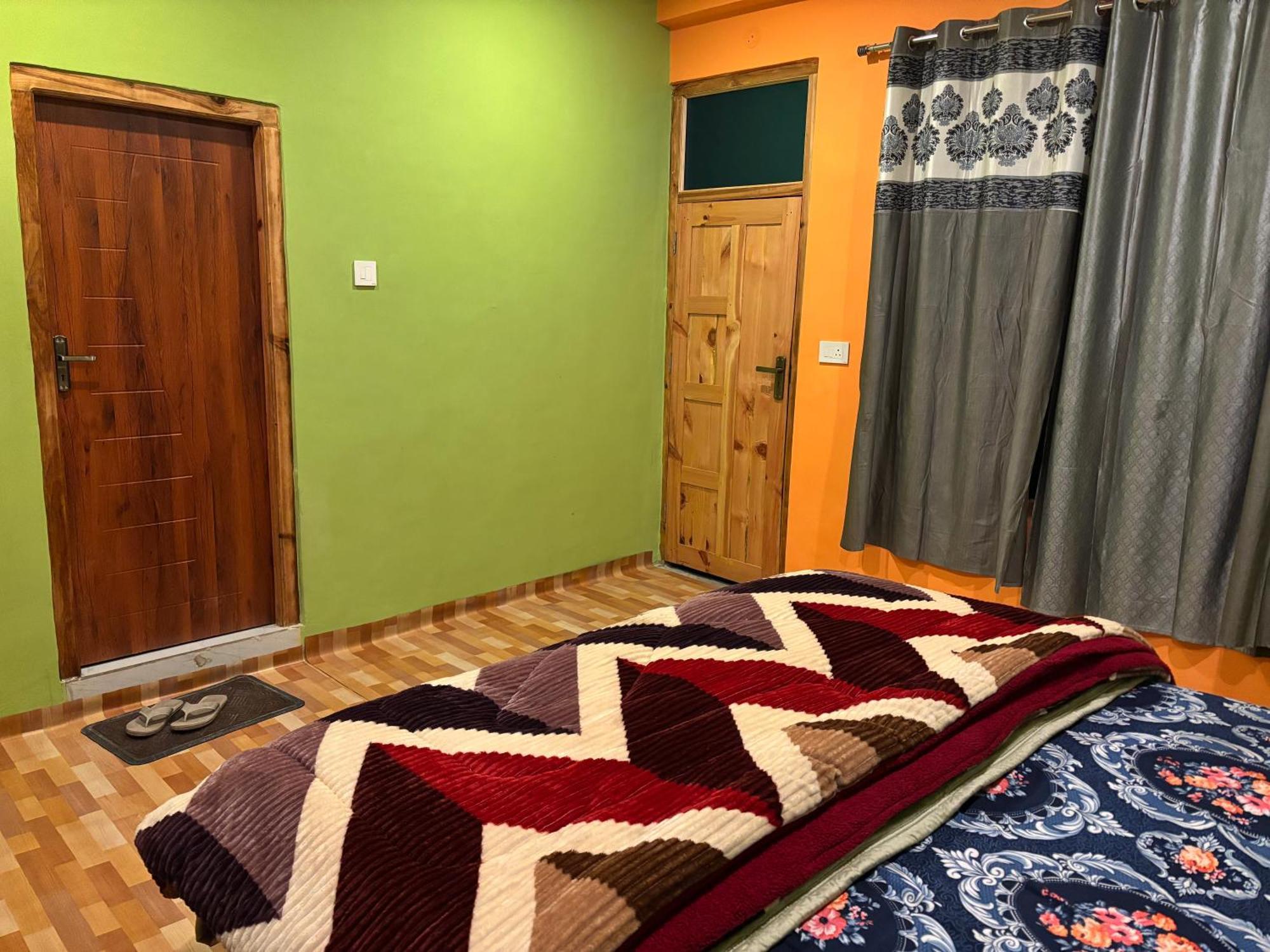 Shalom Guesthouse And Cafe Kalgha Ngoại thất bức ảnh