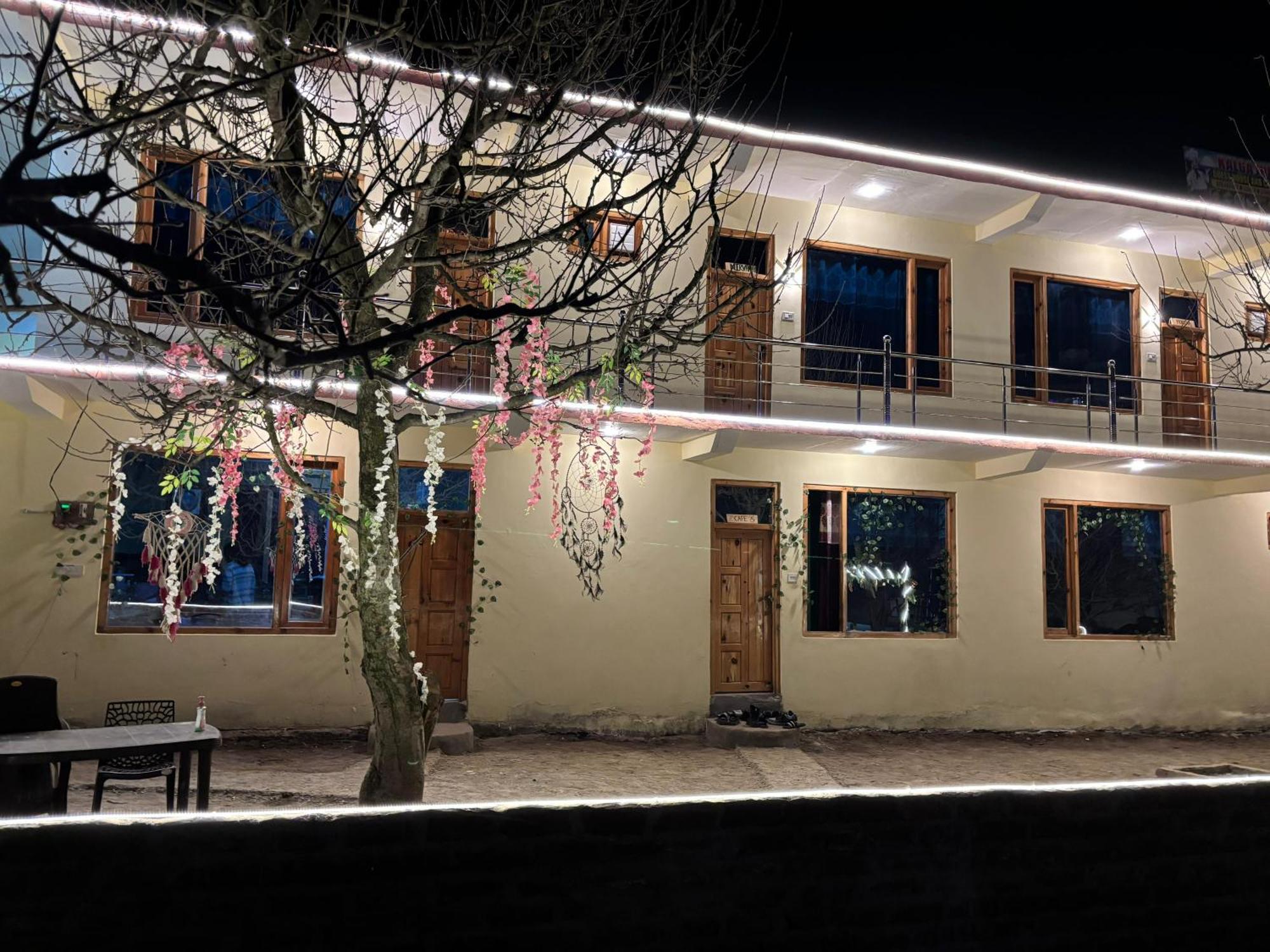 Shalom Guesthouse And Cafe Kalgha Ngoại thất bức ảnh