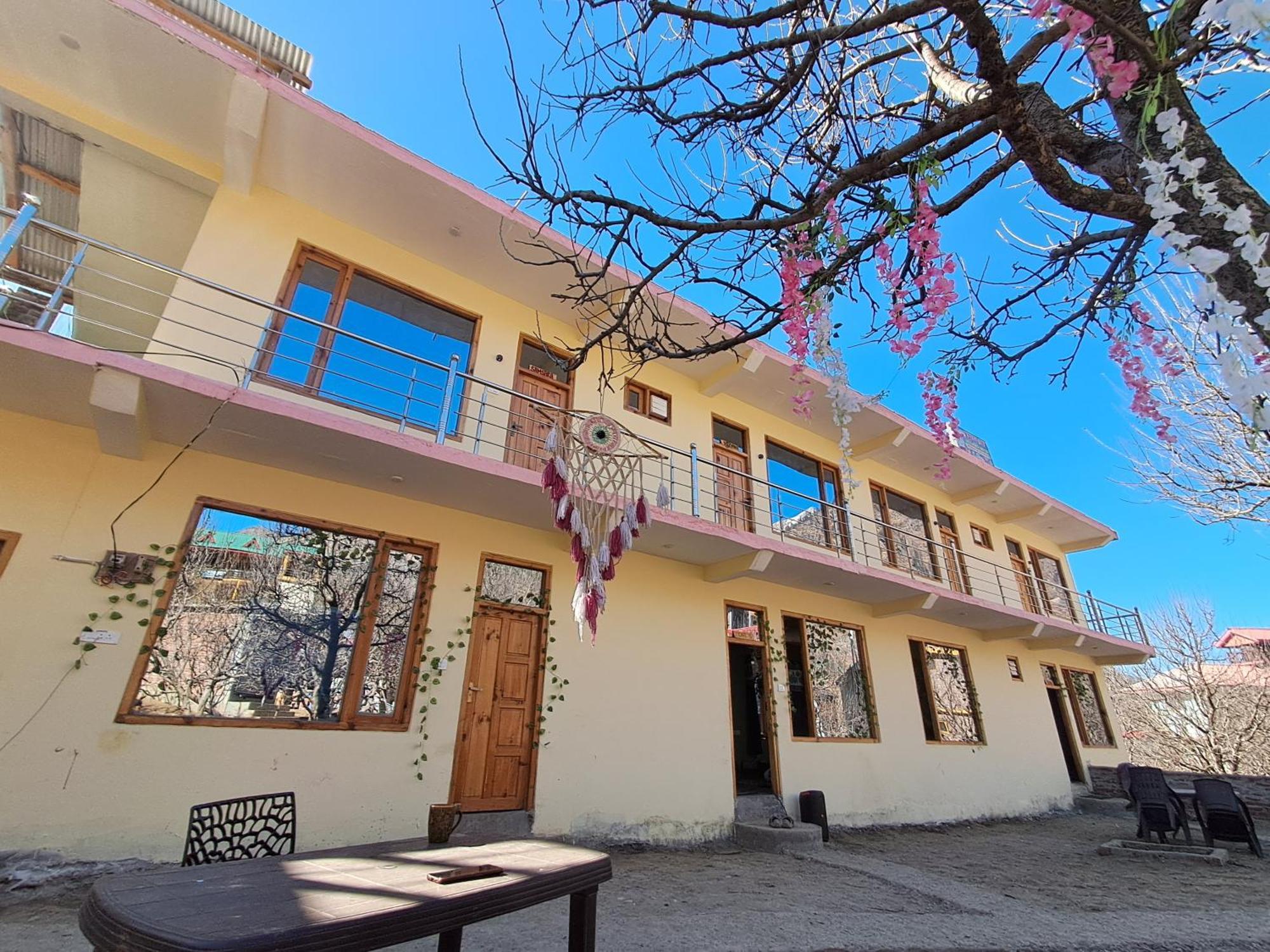 Shalom Guesthouse And Cafe Kalgha Ngoại thất bức ảnh