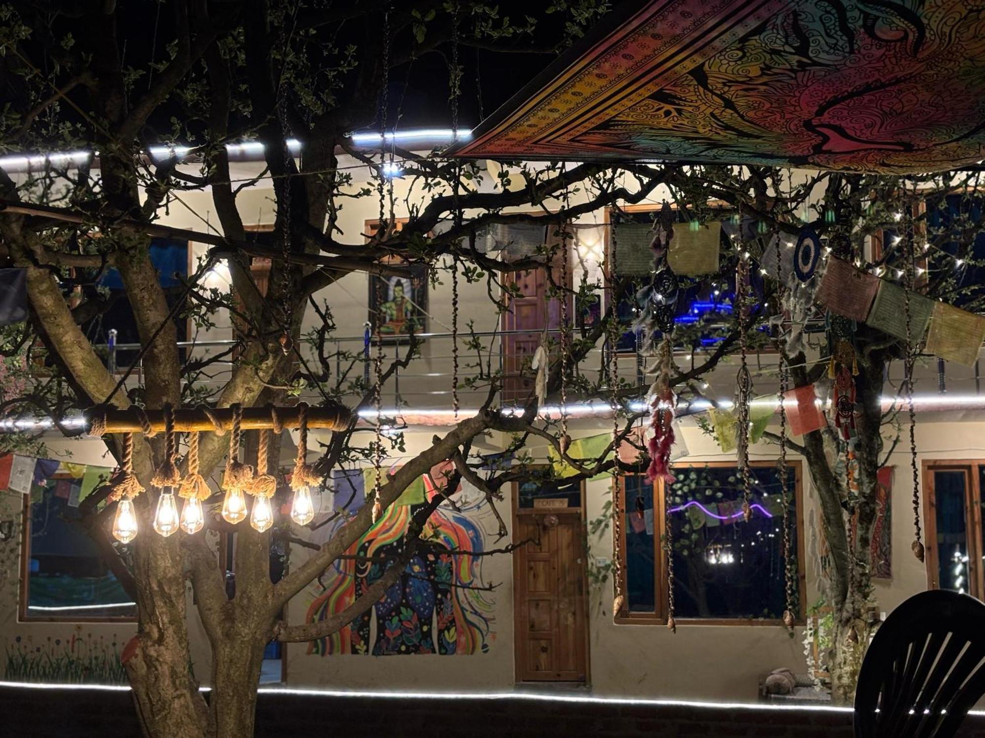 Shalom Guesthouse And Cafe Kalgha Ngoại thất bức ảnh